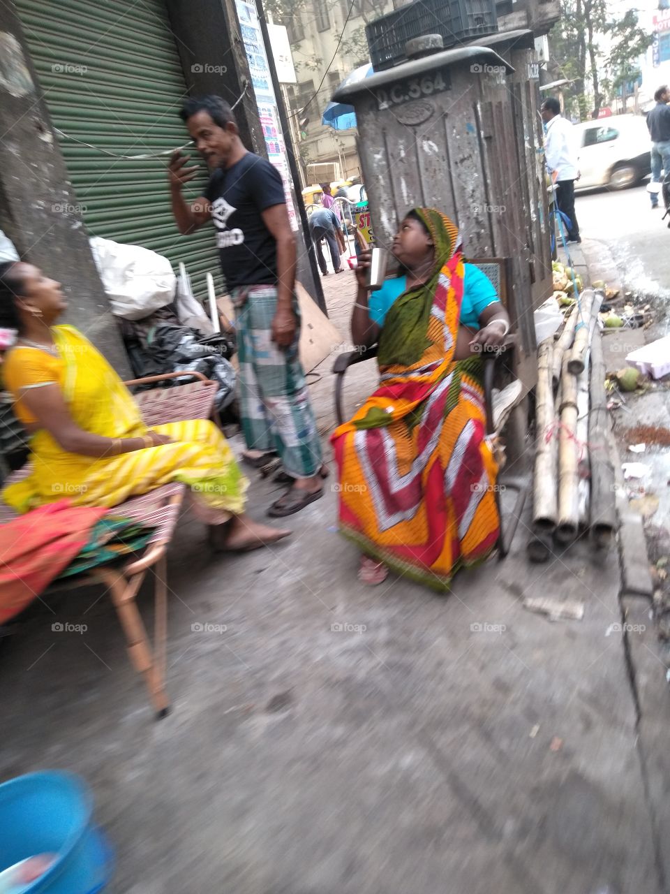 Happy family life on Kolkata pavement