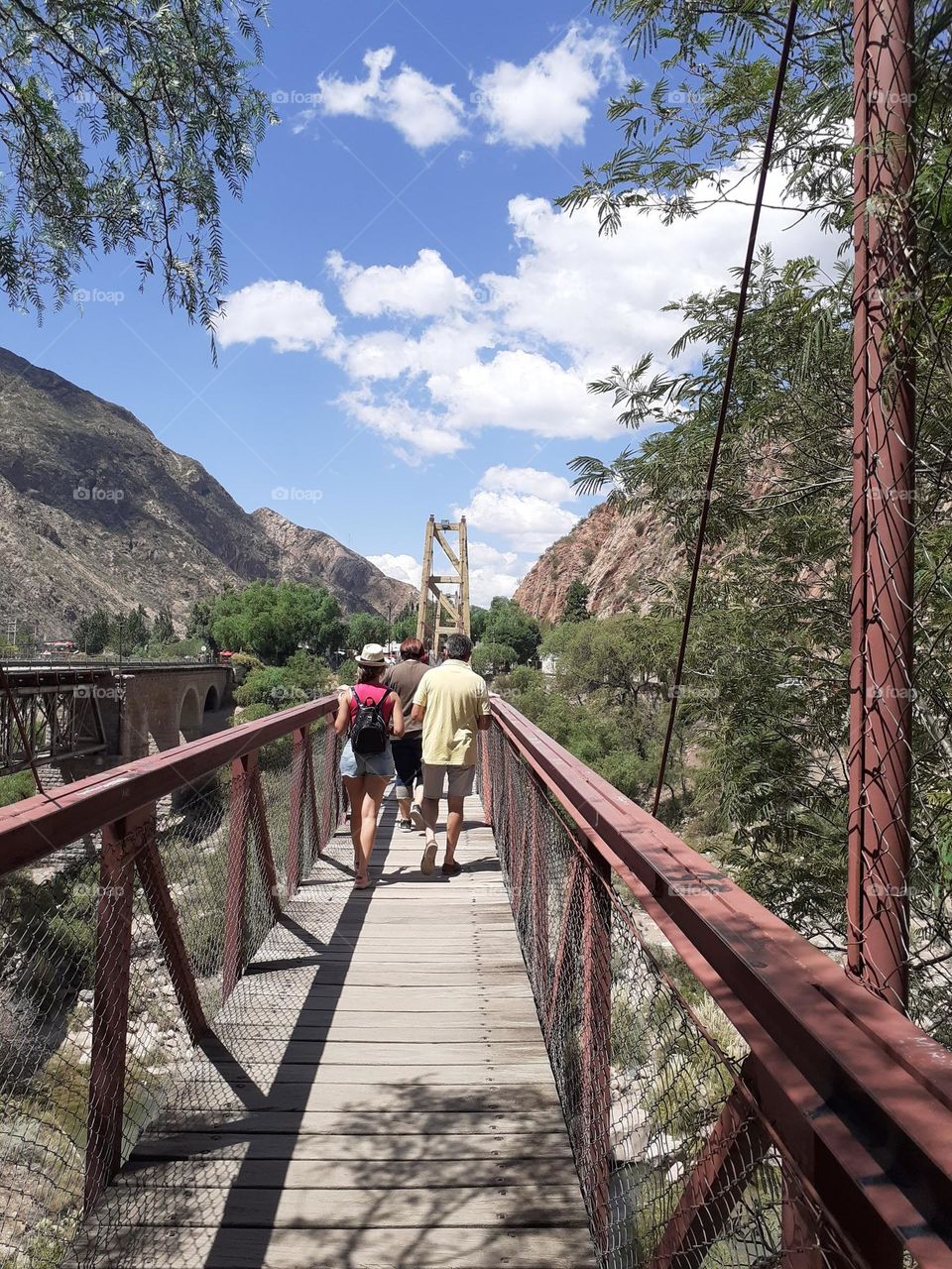 caminamos por el puente hacia los cerros mendocinos