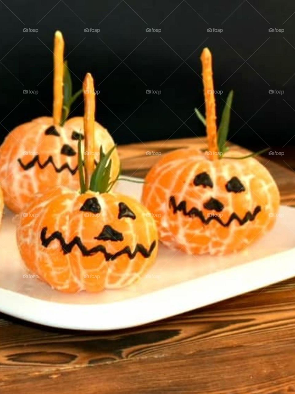 Halloween tangerines.... not scary at all, maybe a little cute, but the important thing is to enjoy every occasion... To enjoy Hallowee