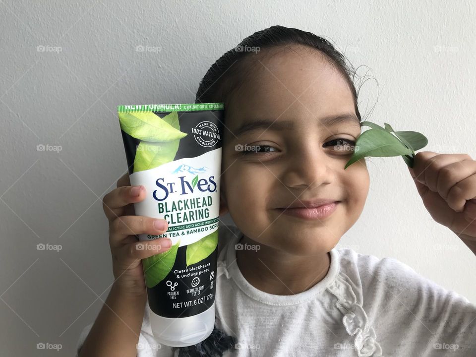 St Ives beauty product and my beauty queen model with smiles face and green leaves 🍃