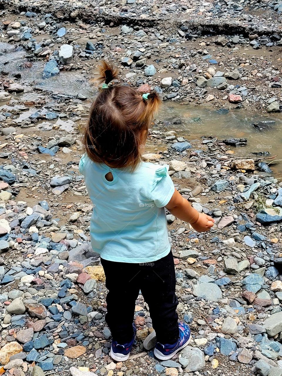 niña juega con piedritas