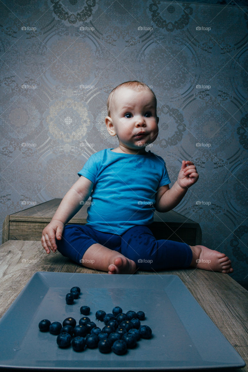 Baby eating the blueberries