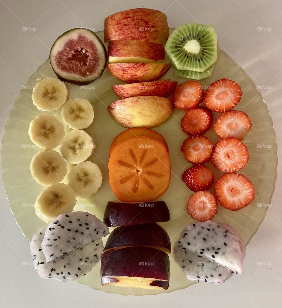 ( Fruits: fig, apple, kiwi, banana, persimmon, strawberry, dragon fruit, plum )Frutas deliciosas, todas preparadas com amor e carinho para as crianças: temos figo, maçã, kiwi, banana, caqui, morango, pitaia e ameixa!