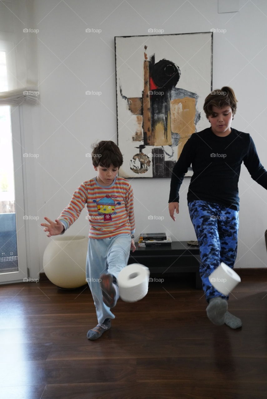 dos niños futbol con wc coronavirus