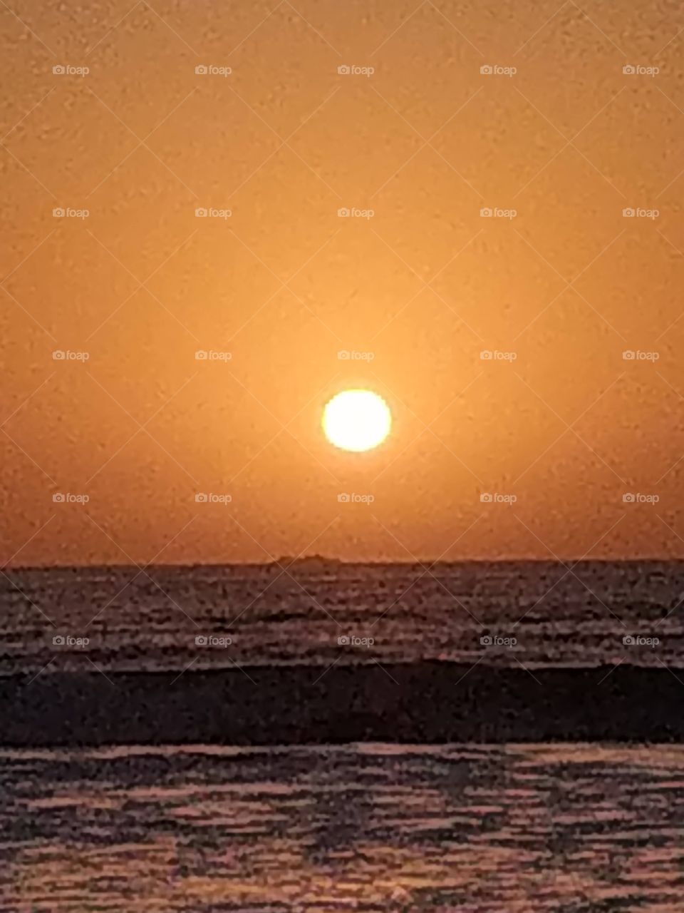 paseando por la playa al atardecer