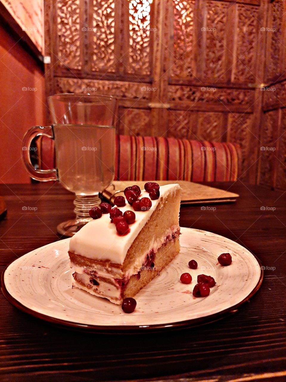 кусочек брусничного торта в индийском ресторане