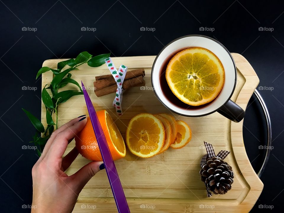 Person cutting oranges in slice