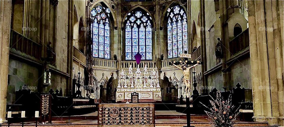 The altar of the beautiful dome of “Regensburg” in the “Oberpfalz” in all its magnificence and glory. Note the gold panels and large gothic inspired windows with rosetta shapes. 2023. Hypnotic Productions