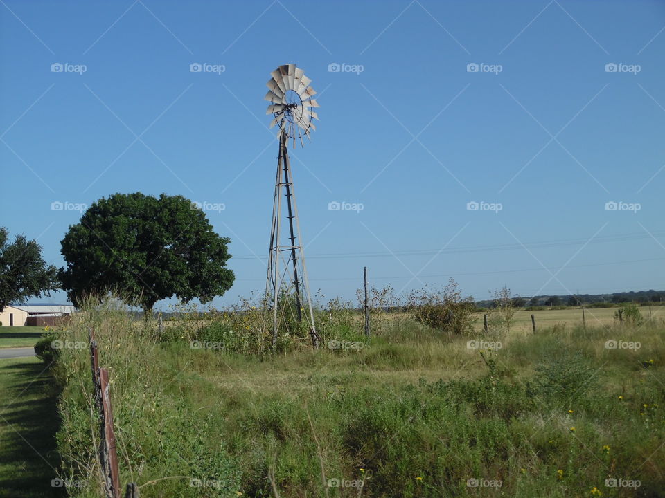 Texas 💨 swoosh. This is a picture of a Texas windmill. 👣 🚶 🏃 🔥 💨