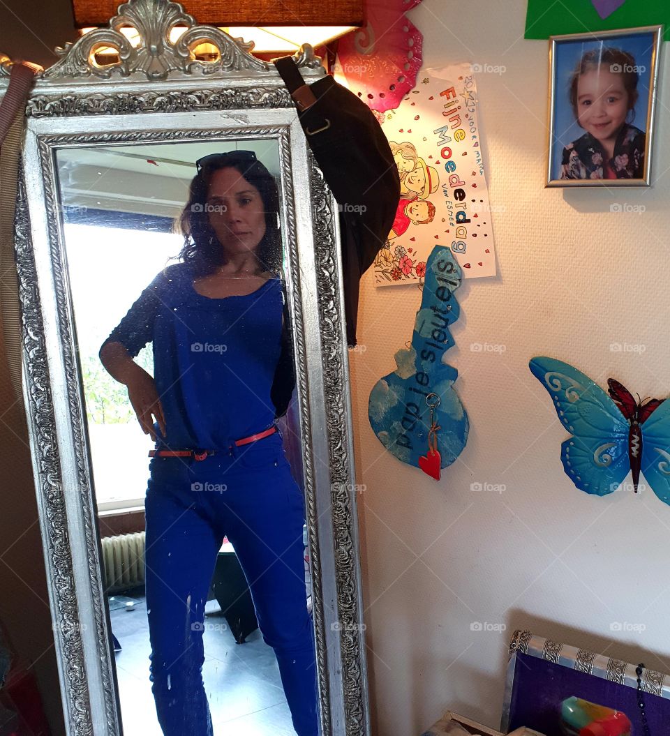 take a picture for the mirror.