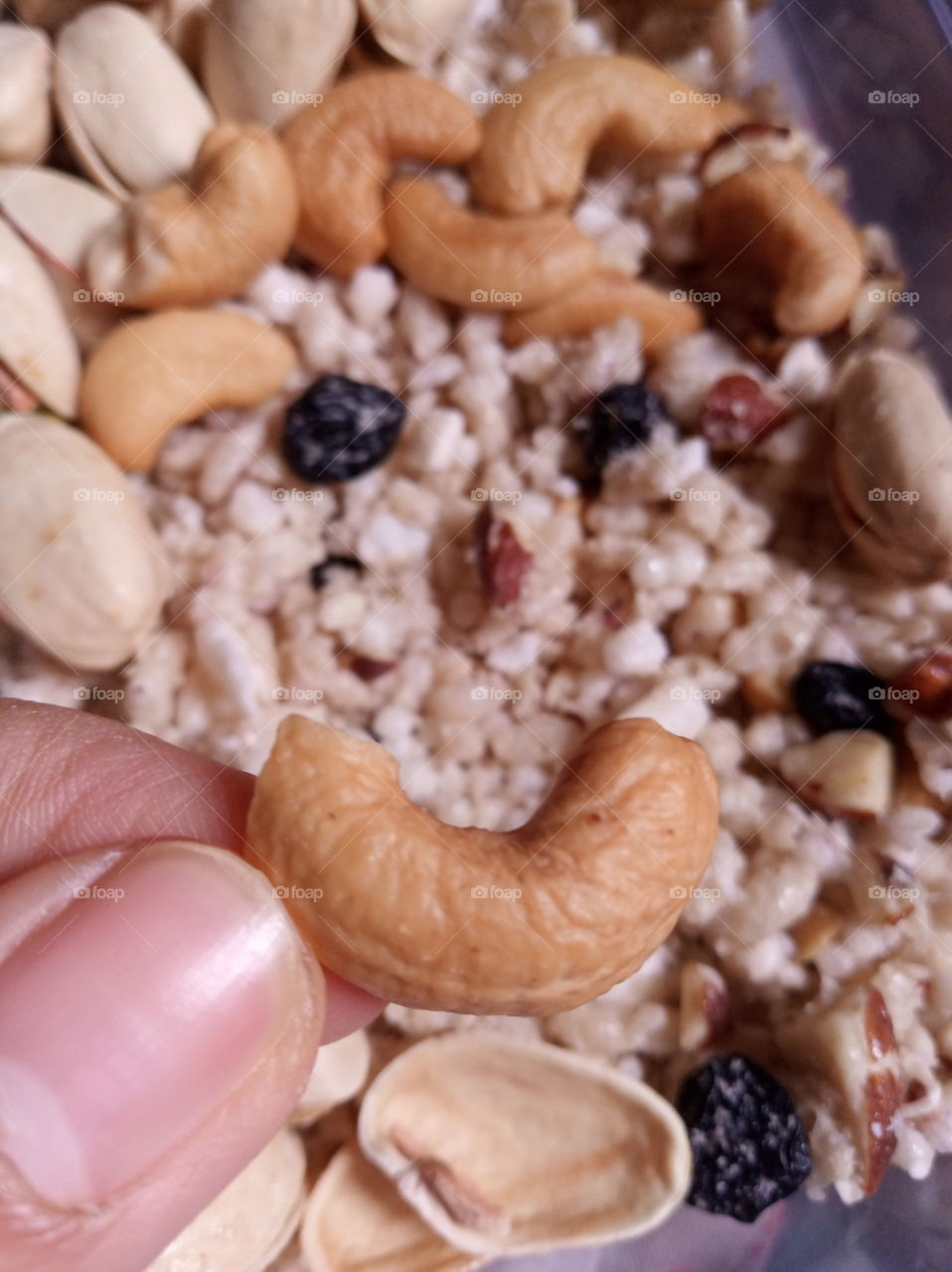It's a happy food. Cashew nuts makes me smile and it's smiling back at me. I ate it with some rice crispy, blueberry and almonds. Those nuts are food for our brain. It also makes our brain smile. hehe. :)