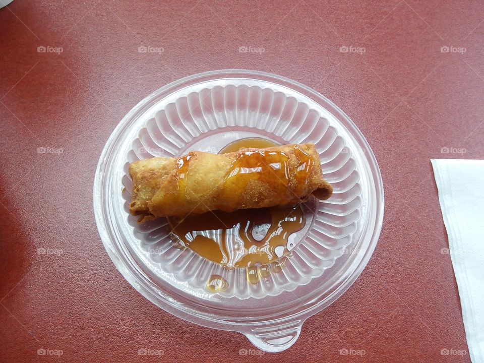 A spring roll with sauce