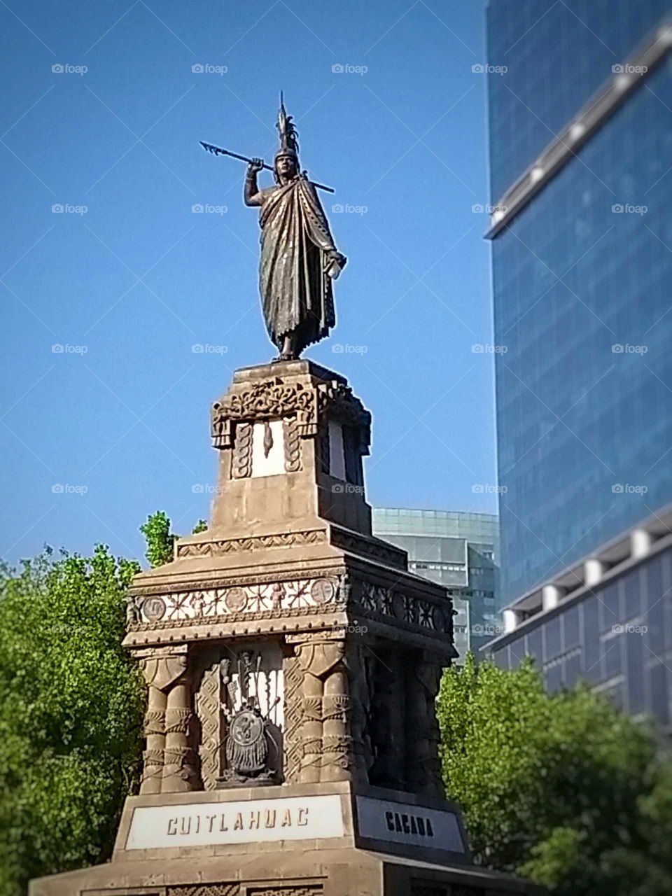 Esta foto fue tomada en la avenida reforma hacia la estatua de cuitláhuac está retocada para obtener un mejor resultado.
La foto fue tomada ncon un celular Motorola G5.