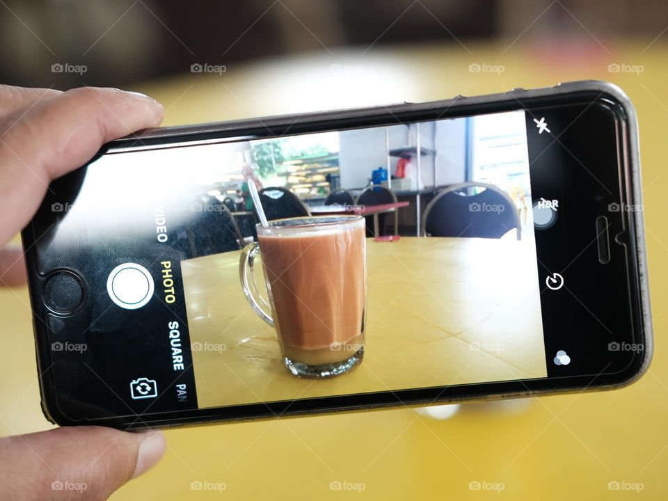 Take photo before drinking the teh tarik