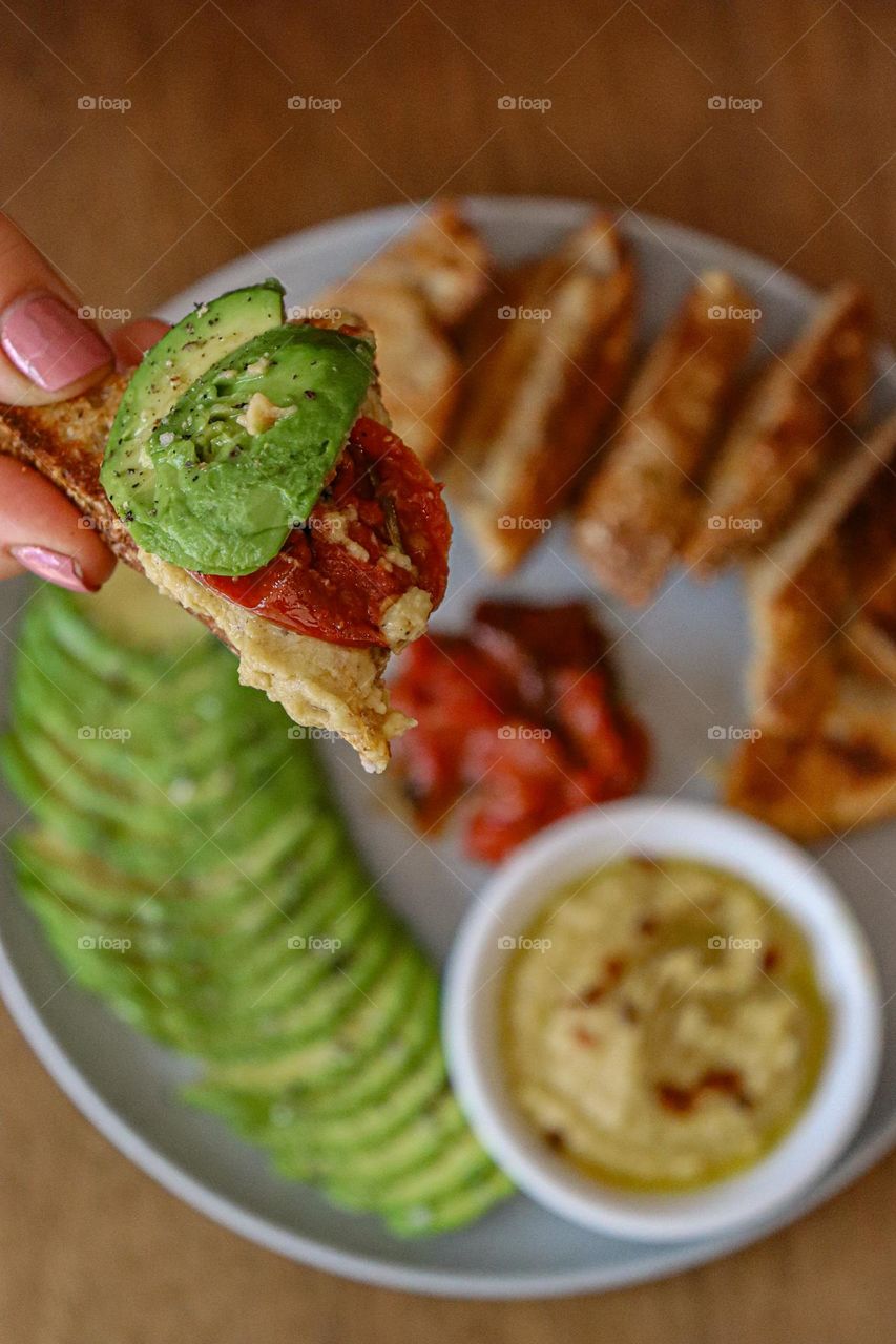 Tostadas con palta y hummus 