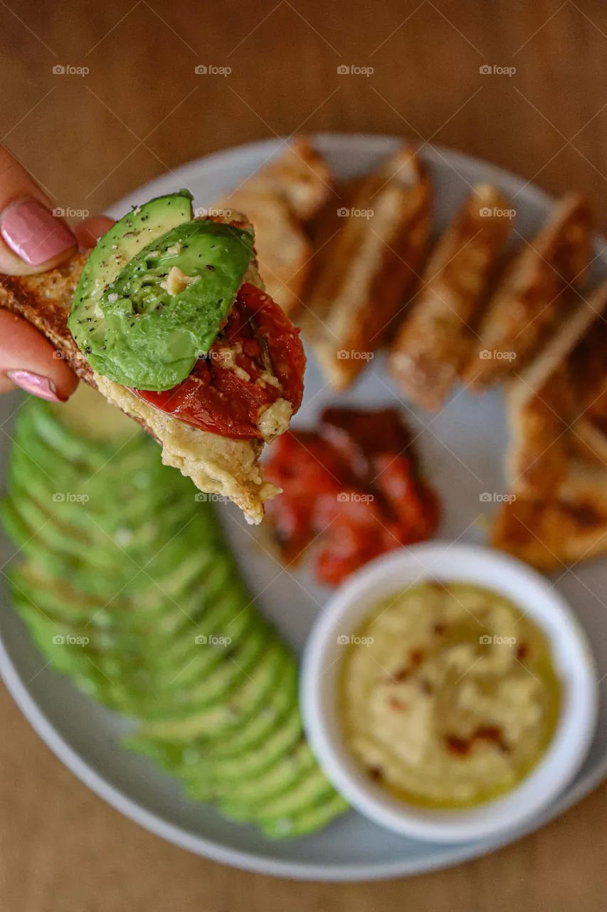 Tostadas con palta y hummus 