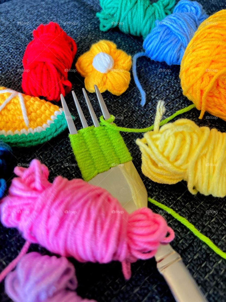 A fork with woolen yarn.