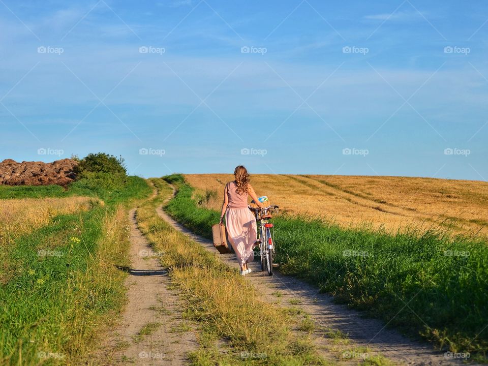 By bicycle through the fields