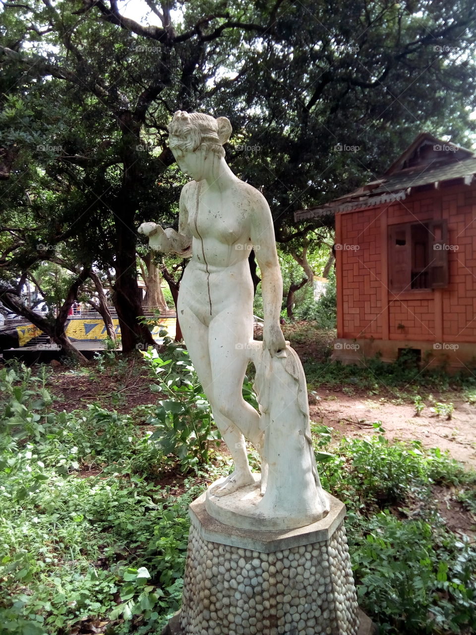 white statue of woman in nude..