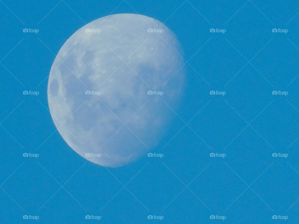 Para amantes de lua com detalhes.