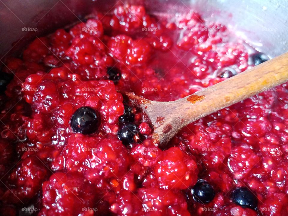 cake sauce raspberry