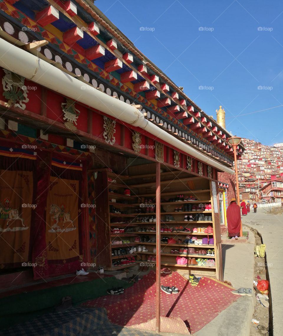 Se Da Buddhist Monastery and School in Sichuan Province, China.
Se Da is currently the largest Tibetan Buddhist school in the world and not open to westerners.