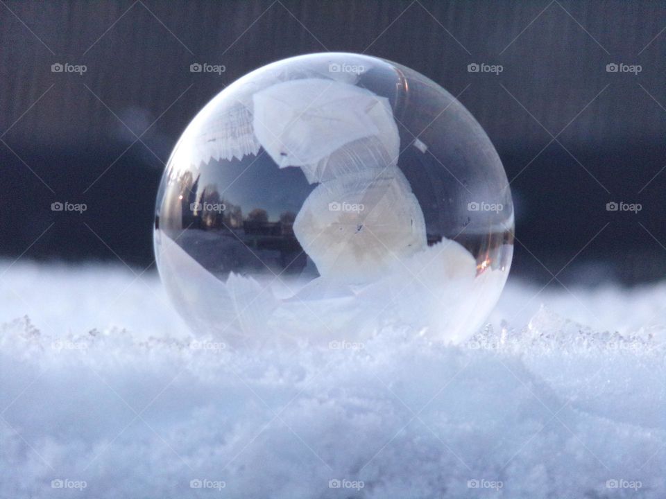 gefriende Seifenblase im Schnee