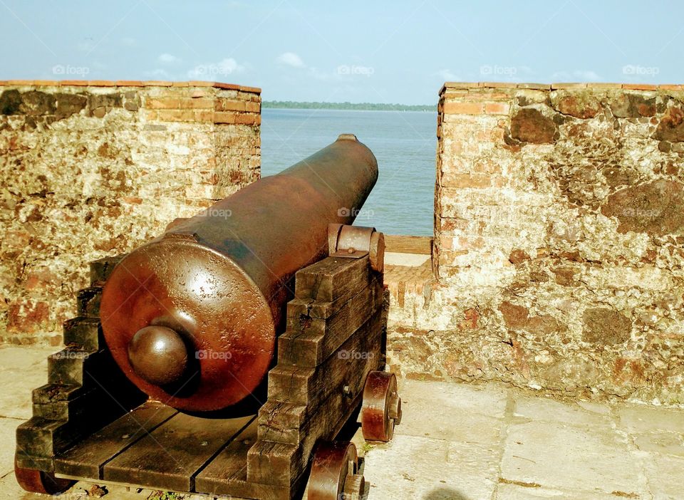 Forte do Castelo. Canhão antigo apontado para Baía do Guajará. Belém, Pará