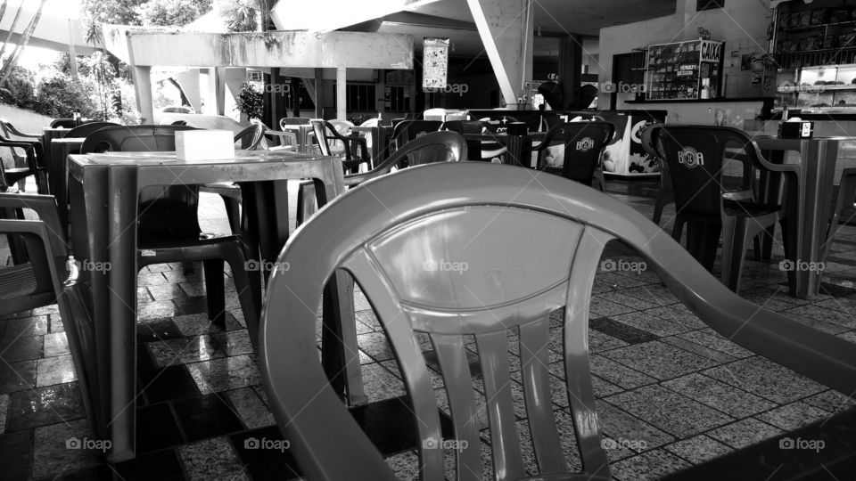 Cadeiras e mesas em bar.