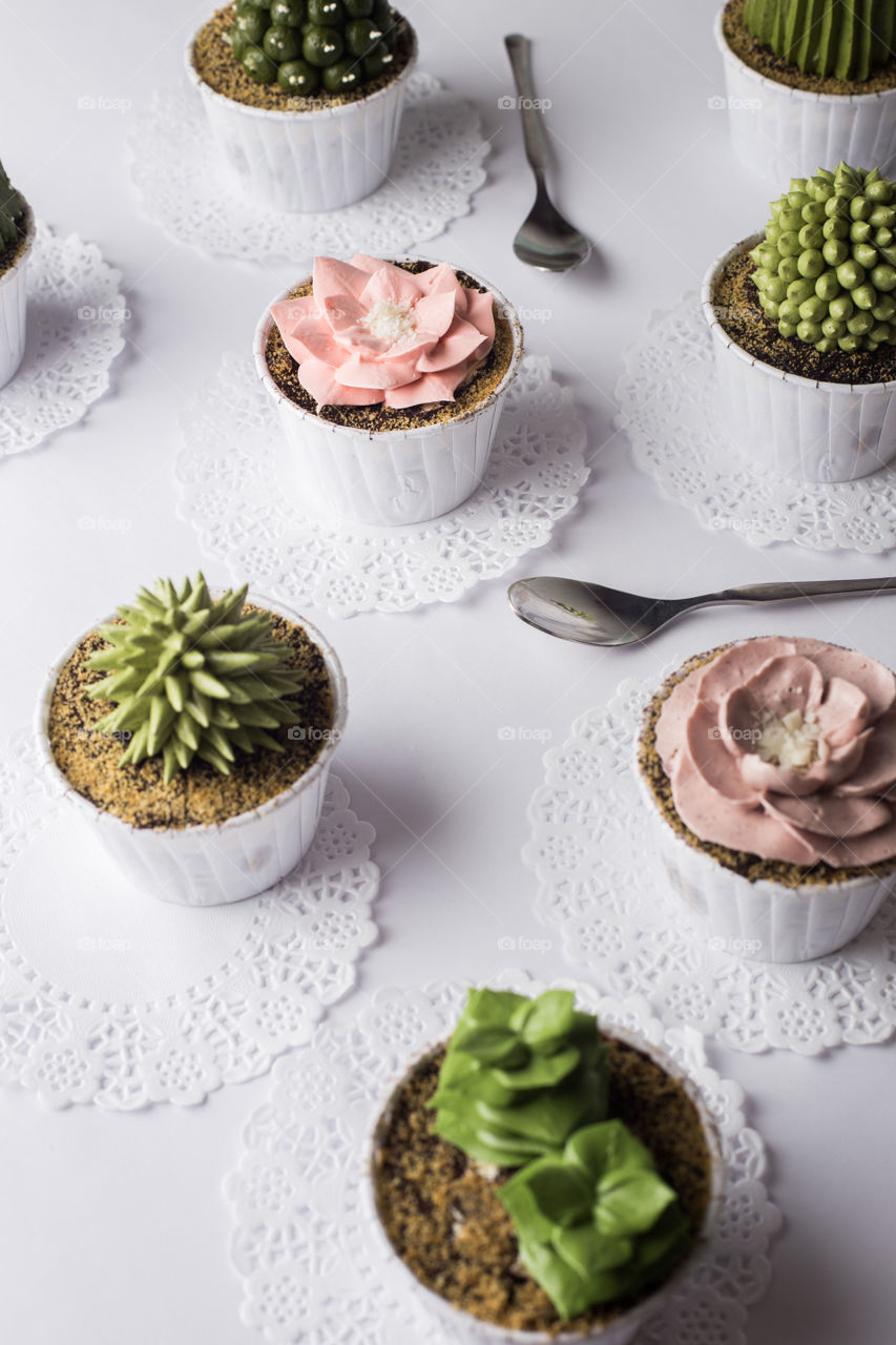 Cupcake art - cactus cupcakes! 