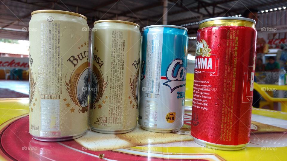 Latinhas de cervejas, marcas diferentes.