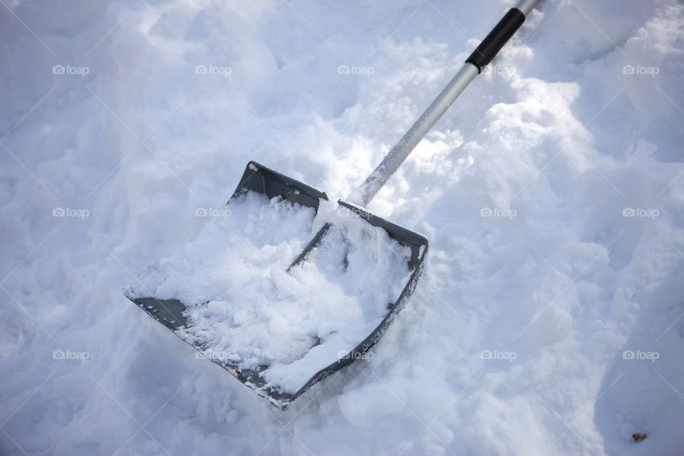 Shovel snow