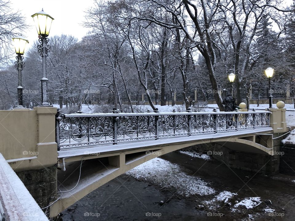 Заснеженный мост. Bridge in the snow.