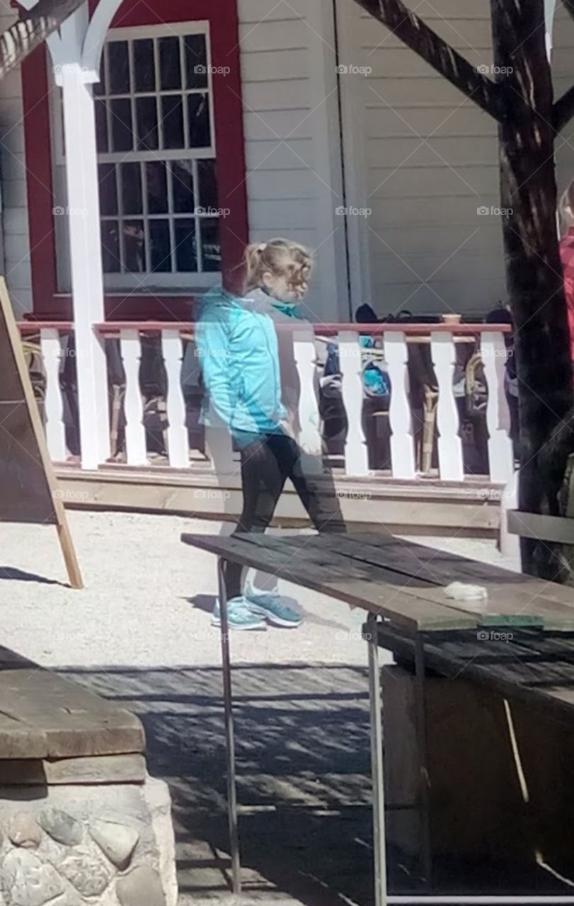 entweder Doppelbelichtung oder der Seelenverwandte läuft mit oder ein Geist, Gespenst