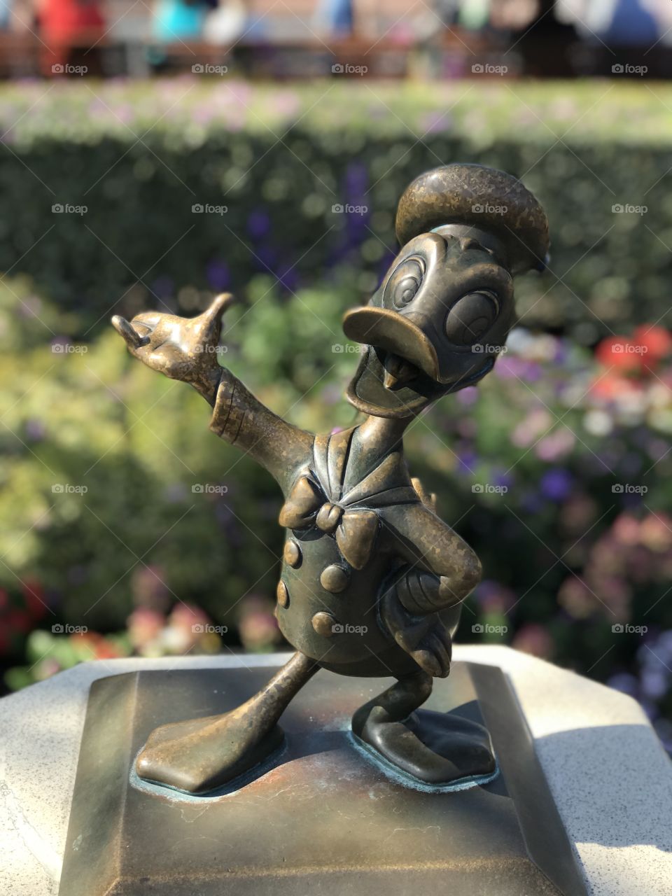 Donald Duck statue at Disneyland 