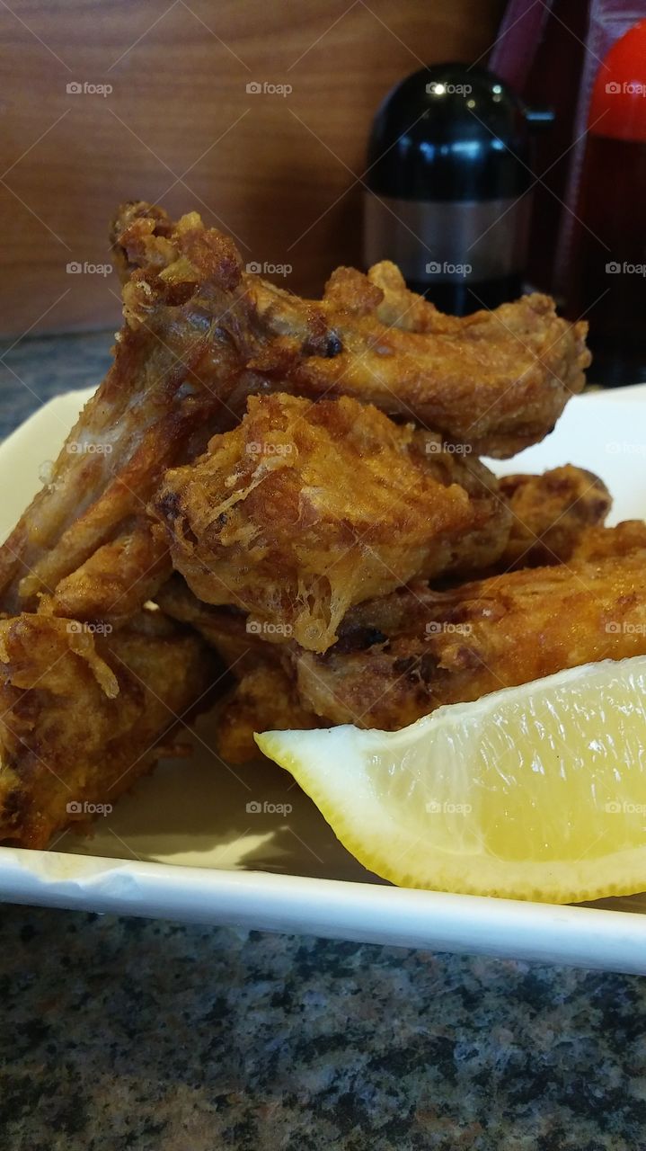 chicken wings lemon wedge