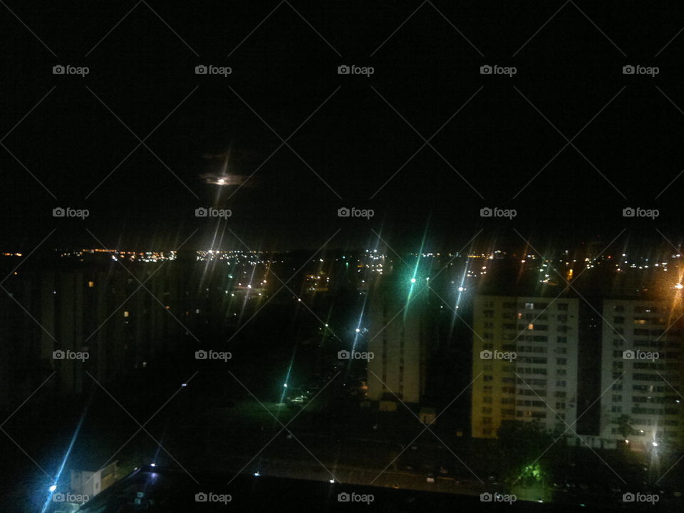 ciudad Guayana nocturno bajo la luna