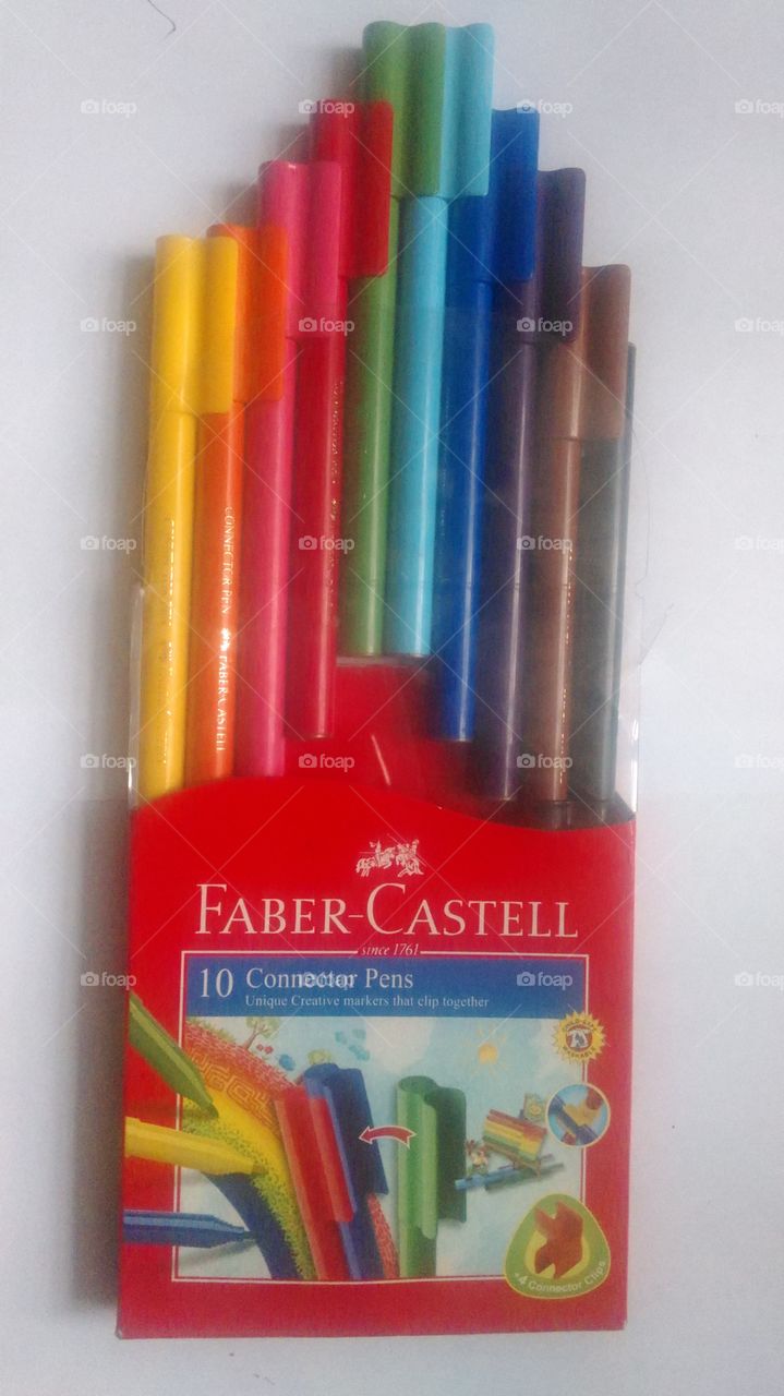 Faber Castell Connector Pens is arranged in a product container