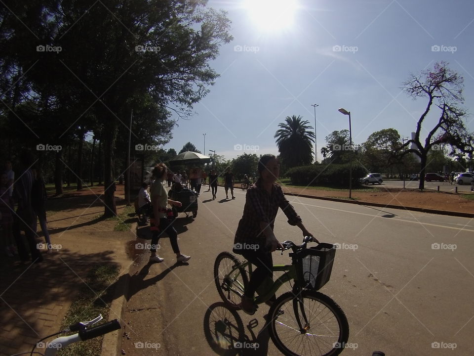 Aproveitando a manhã ensolarada de sábado para andar de bicicleta no Parque Ibirapuera.