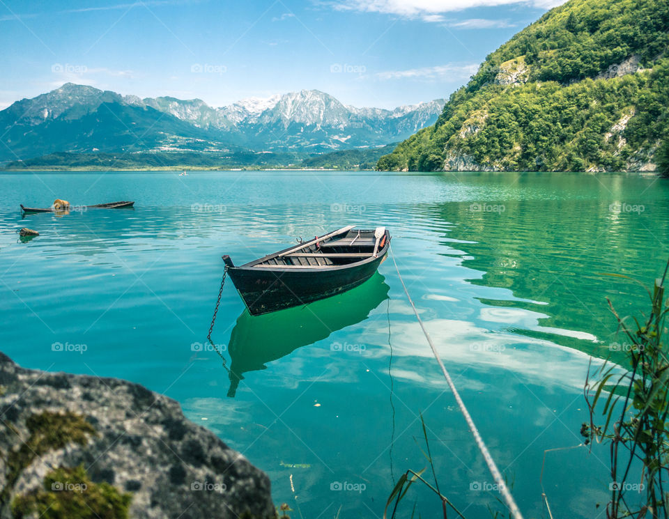 Boat in lake; Lago di Santa Croce, Belluno, Italië. Shot during a Vespa tour with co-workers