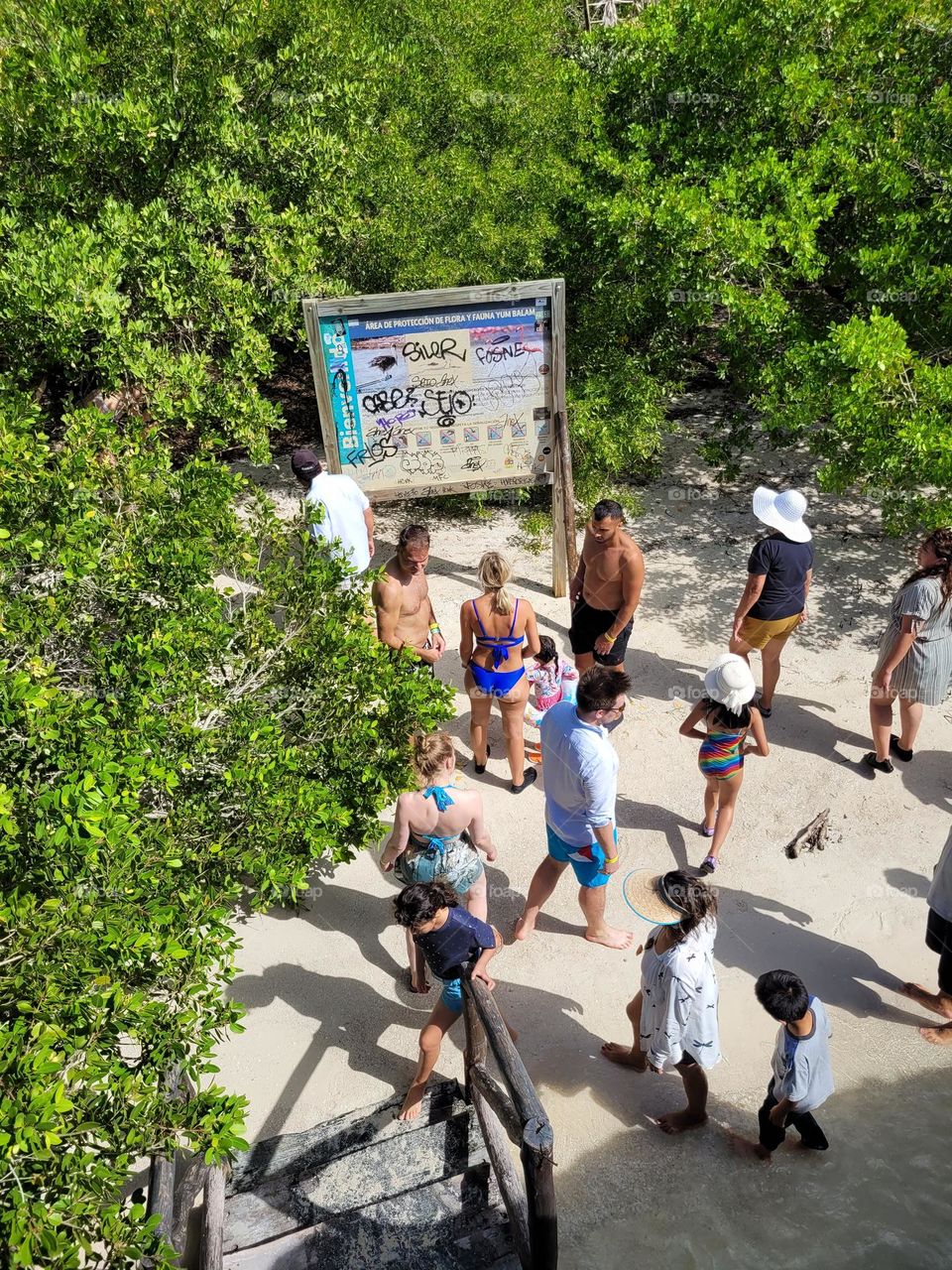 personas en sitio turístico