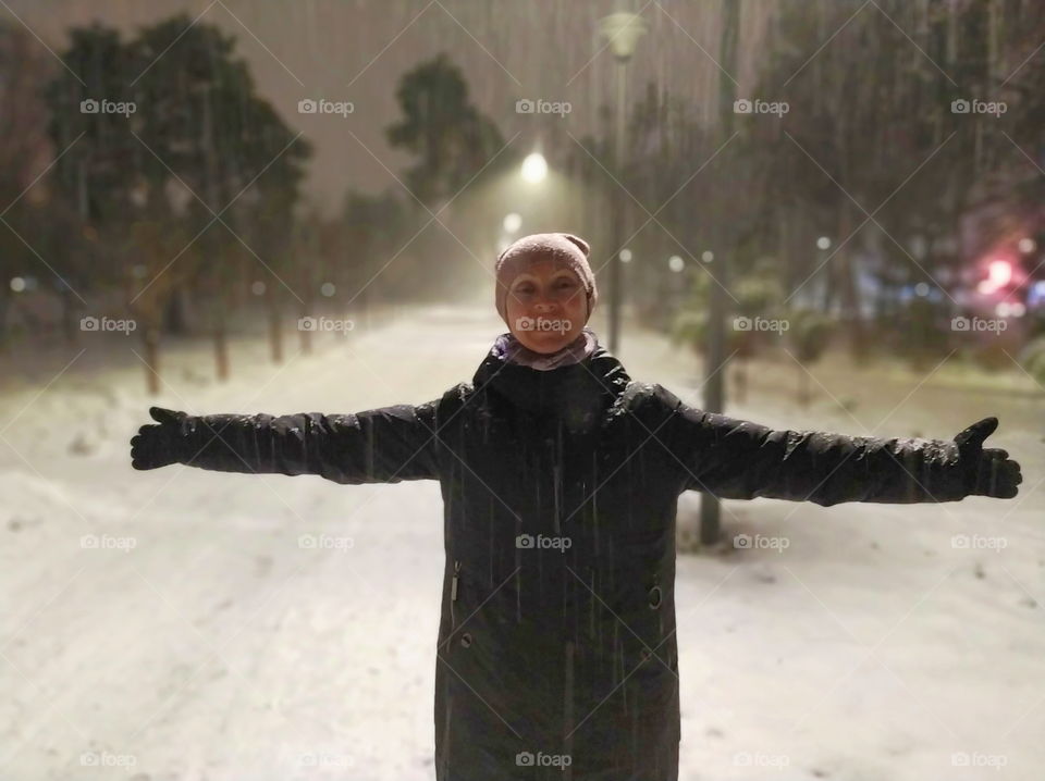 one girl in an empty park on a winter evening in the city of Kiev