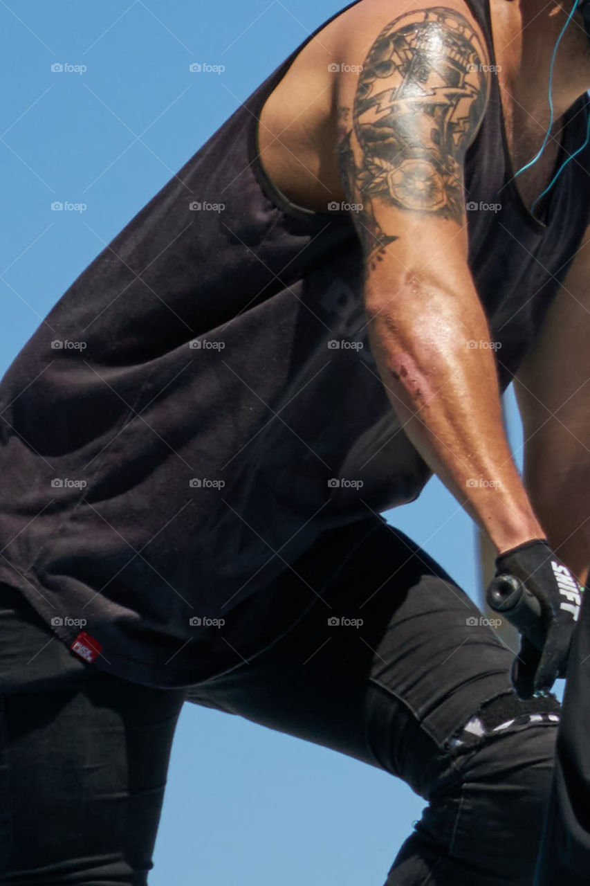 Tatuaje en la pierna de un ciclista
