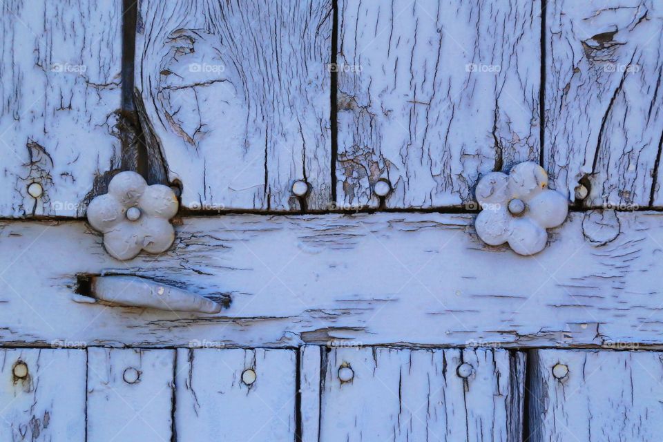 Details on a white wooden door 