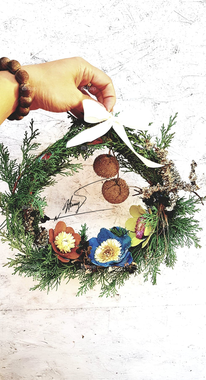 With a little fantasy you can create adventurous wreaths