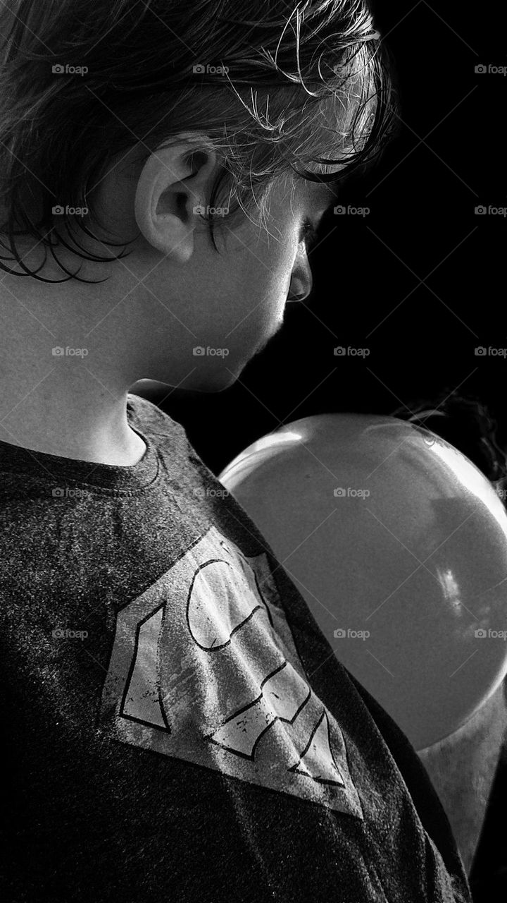 The introspective boy and his ball.
O menino introspectivo e sua bola.