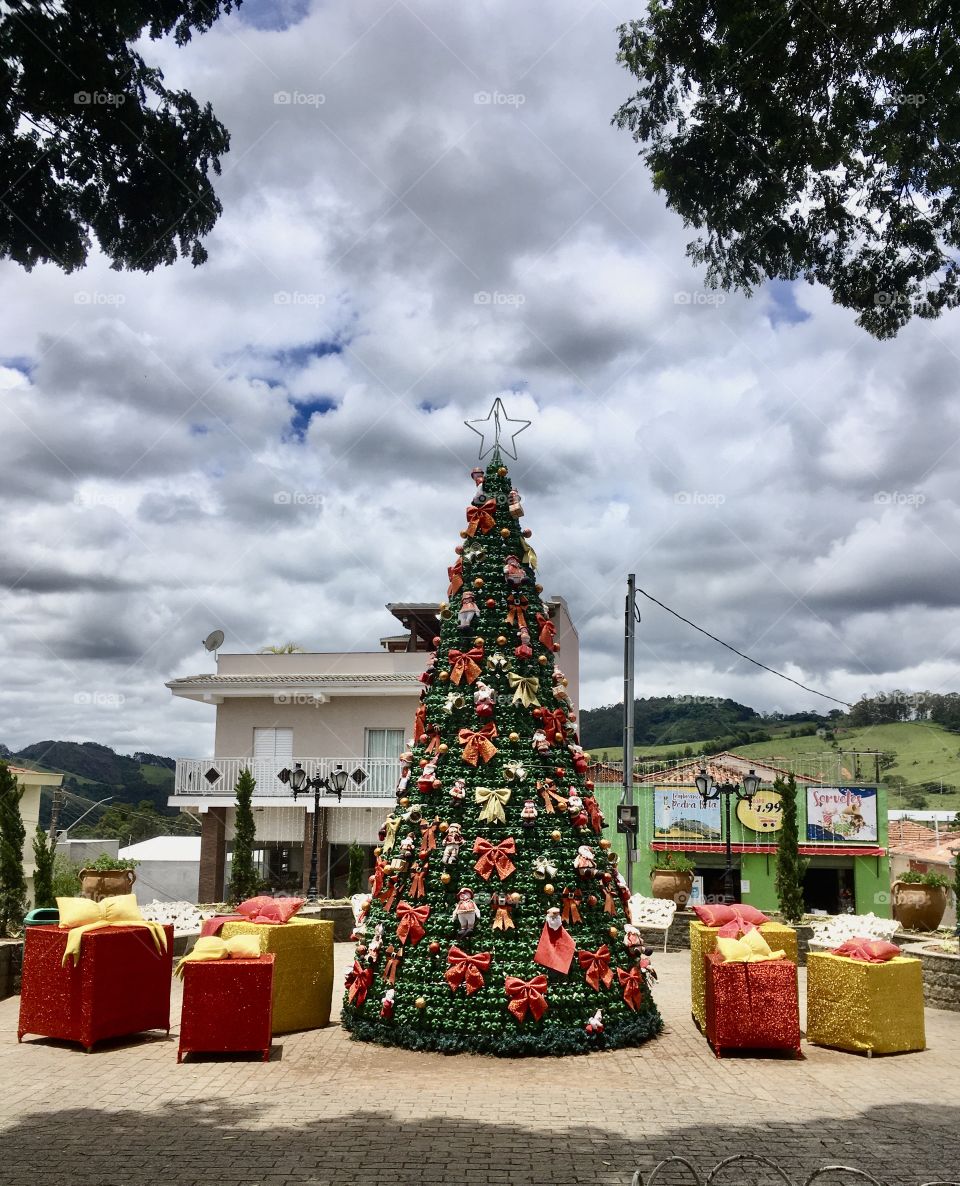 Um elemento presente em Dezembro é a Árvore de Natal. Aqui uma gigante, em Pedra Bela (Brasil), no meio da praça. 