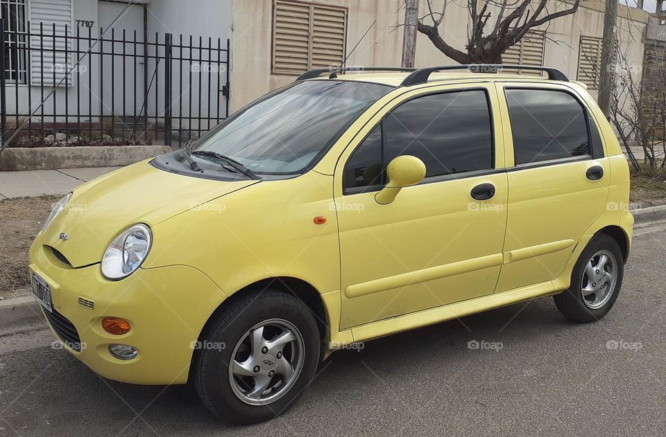 el auto amarillo