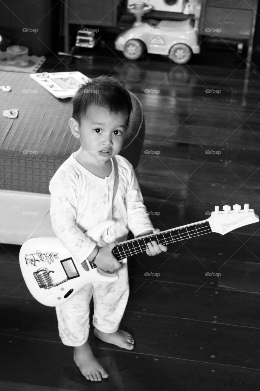 Rocker is born. Thithiwin guitarist