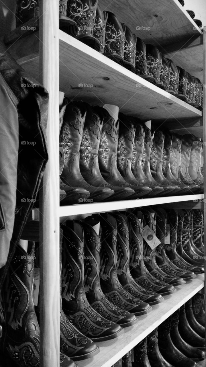 Muitas botas femininas em loja country.